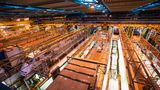Züge in der Halle des ICE-Werks in Hamburg
