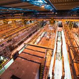 Züge in der Halle des ICE-Werks in Hamburg