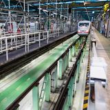 Ein ICE 1 rollt in die Halle