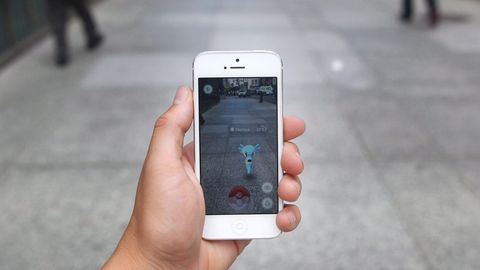 Handy mit Pokémon Go