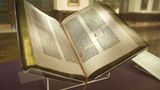Buchdruck  Unsere moderne Zivilisation basiert auf dem Buchdruck, auf der Demokratisierung des Wissens. In Asien gab es bereits vorher gedruckte Werke, aber erst der Buchdruck nach der Erfindung von Johannes Gutenberg mit auswechselbaren Lettern in einer Druckerpresse löste eine Revolution aus, denn er machte es möglich, schnell und vor allem günstig Flugschriften und Bücher zu drucken. Damit wankte das Monopol der Kirche für das Wort Gottes. Das Foto zeigt die Gutenberg-Bibel. Informationen aber auch Hetzschriften wurden so verbreitet. Mark Twain sagte: "Was die Welt heute ist, gut und schlecht, das verdankt sie Gutenberg".