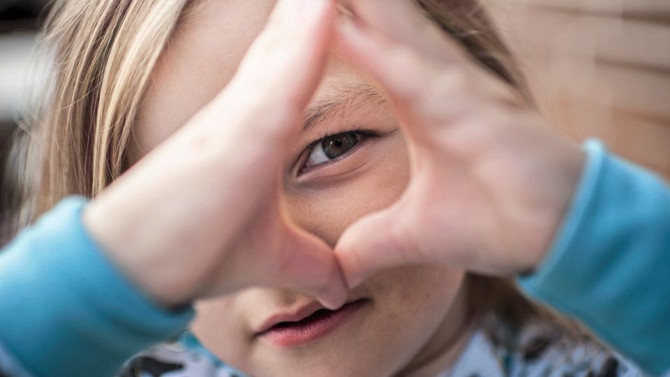 Eva liebt Springen, Hüpfen, Klettern. Niemand sieht ihr an, dass sie schwerstbehindert ist. Eva liebt Springen, Hüpfen, Klettern. Niemand sieht ihr an, dass sie schwerstbehindert ist.