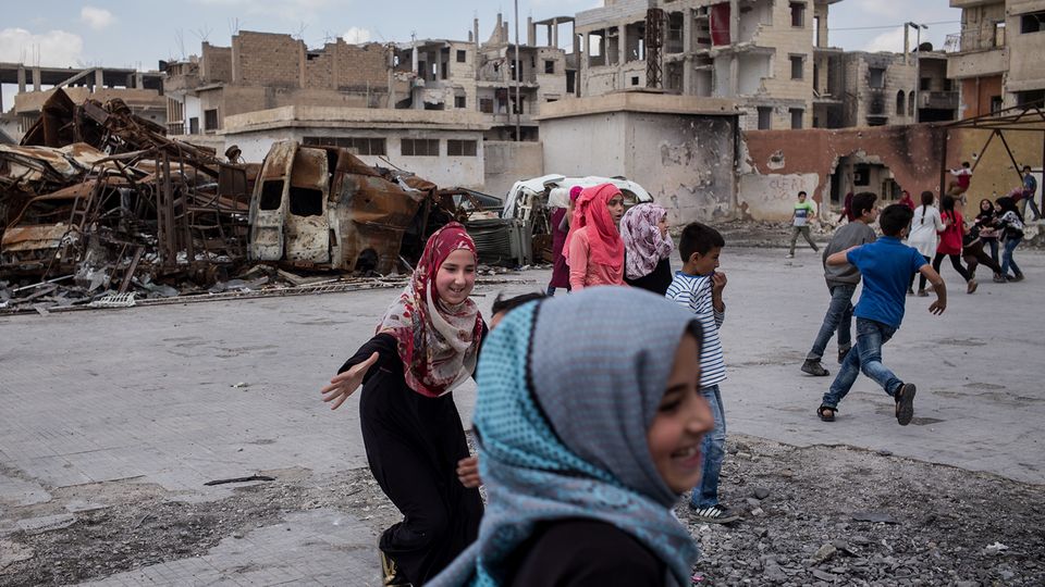 Kinder in den Straßen der zerstörten Stadt Raqqa Kinder in den Straßen der zerstörten Stadt Raqqa