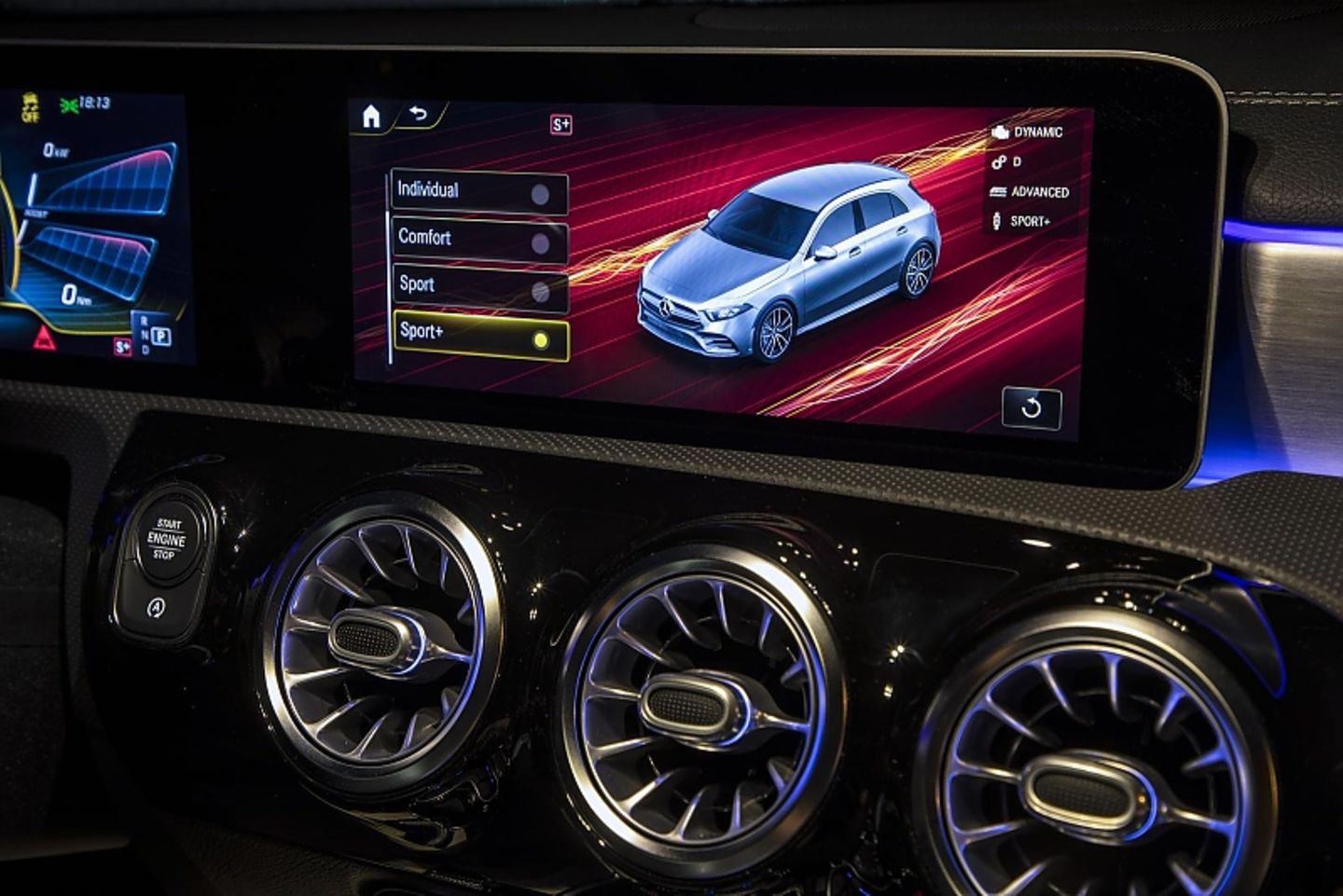 Das Cockpit des Mercedes-AMG A 35 4MATIC wird dominiert von den Lüftungsdüsen und dem breiten Bildschirm