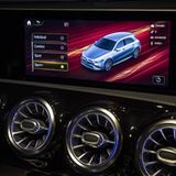 Das Cockpit des Mercedes-AMG A 35 4MATIC wird dominiert von den Lüftungsdüsen und dem breiten Bildschirm