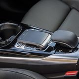 "Schreibfläche" zwischen den Sitzen im Mercedes-AMG A 35 4MATIC