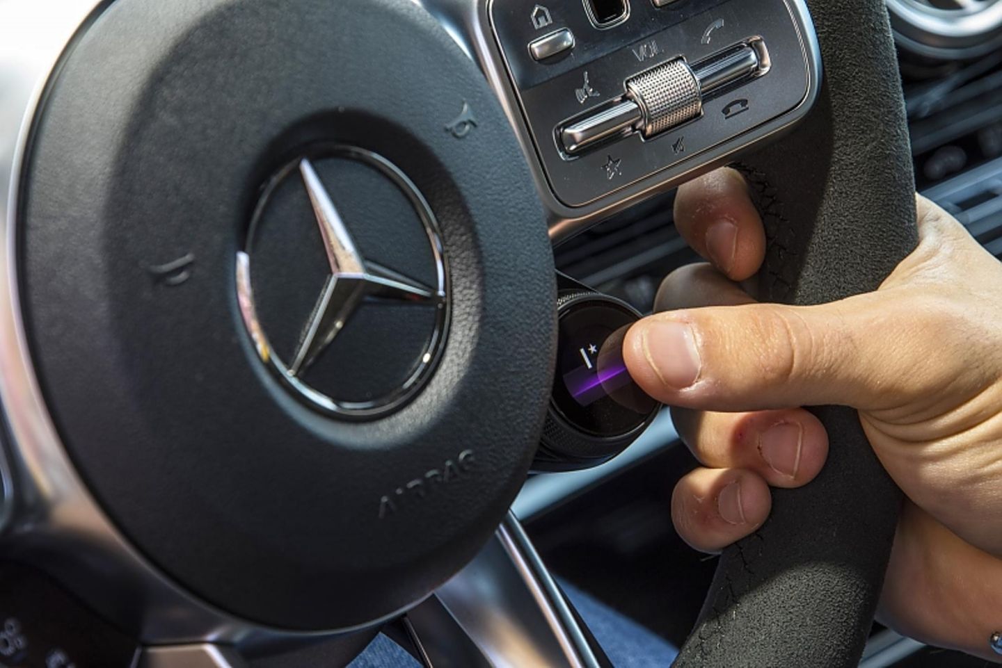 Über einen kleinen Knopf am Lenkrad lassen sic im Mercedes-AMG A 35 4MATICdie Fahrprogramme wählen