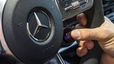 Über einen kleinen Knopf am Lenkrad lassen sic im Mercedes-AMG A 35 4MATICdie Fahrprogramme wählen