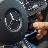 Über einen kleinen Knopf am Lenkrad lassen sic im Mercedes-AMG A 35 4MATICdie Fahrprogramme wählen