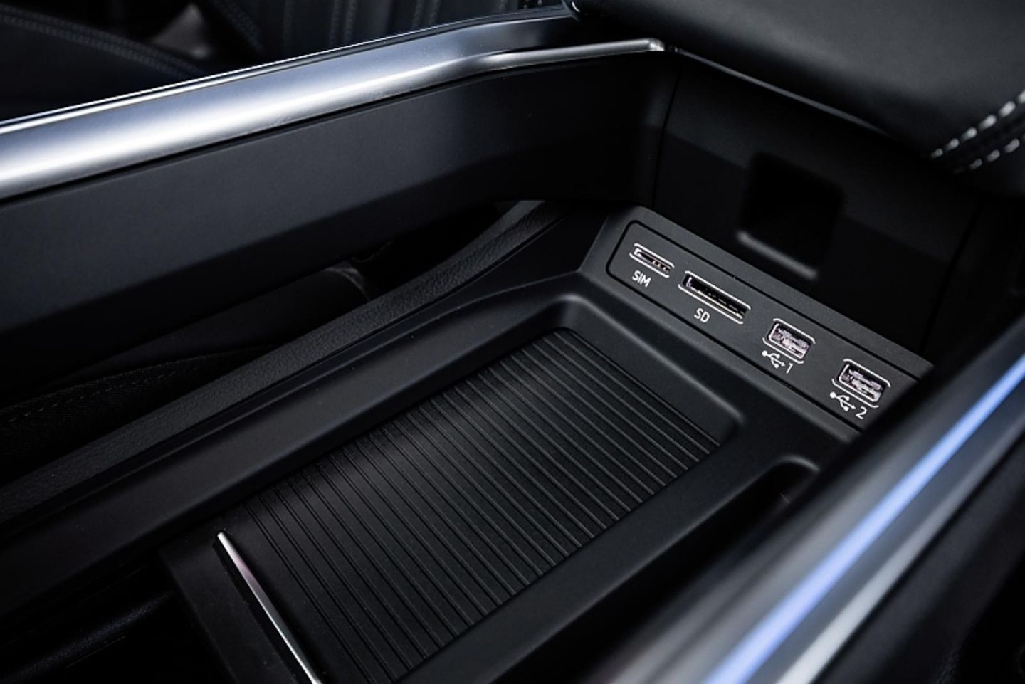 Die Mittelkonsole im Audi e-tron fällt ungewont breit aus
