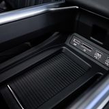 Die Mittelkonsole im Audi e-tron fällt ungewont breit aus