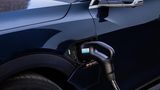 Hinter einer Klappe verbirgt sich der Stromanschluß des Audi e-tron