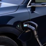 Hinter einer Klappe verbirgt sich der Stromanschluß des Audi e-tron