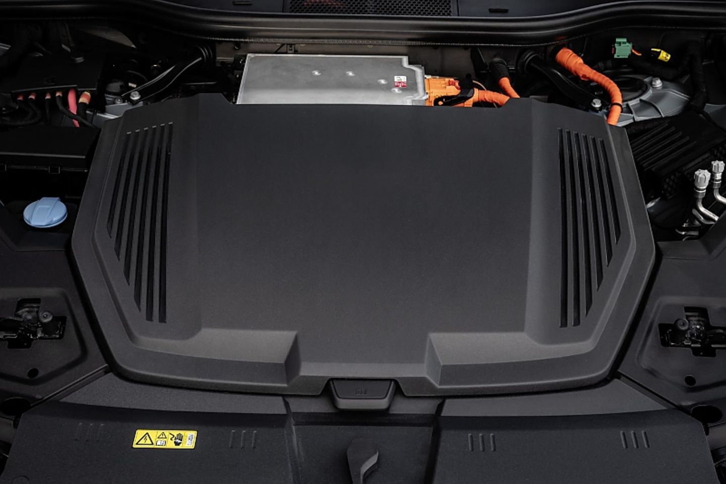 Der Elektromotor den Audi e-tron verbirgt sich unter einer Plastikkappe