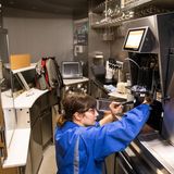 Reparatur einer Kaffeemaschine im Speisewagen