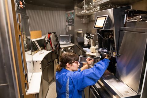 Reparatur einer Kaffeemaschine im Speisewagen
