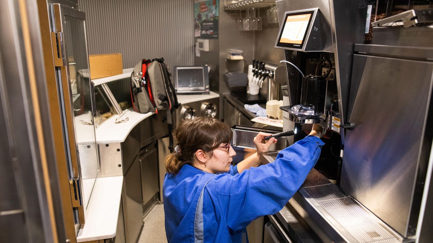 Reparatur einer Kaffeemaschine im Speisewagen