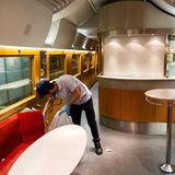 Reinigung des Bord-Bistro im ICE