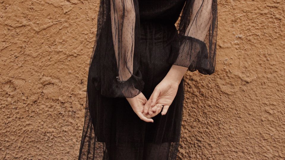 Junge Frau in schwarzem Kleid