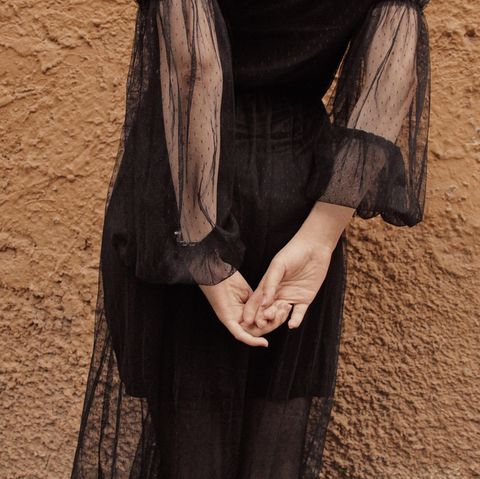 Junge Frau in schwarzem Kleid