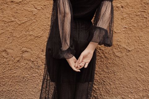 Junge Frau in schwarzem Kleid