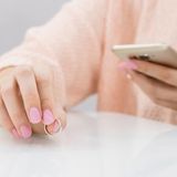 Frau nimmt Ehering ab