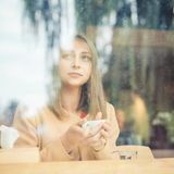 Frau mit Handy in der Hand