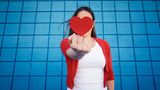 Frau zeigt Mittelfinger