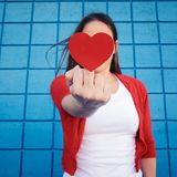 Frau zeigt Mittelfinger