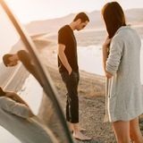 Frau guckt Mann an am Strand