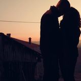 Frau und Mann küssen sich