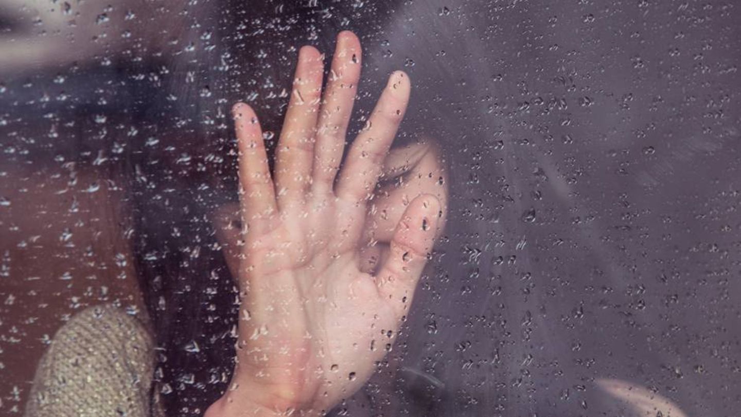 Betroffene berichten Frauen Hand an einer nassen Scheibe