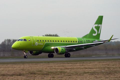 Eine Maschine vom Typ Embraer 170 der russischen Fluggesellschaft S7