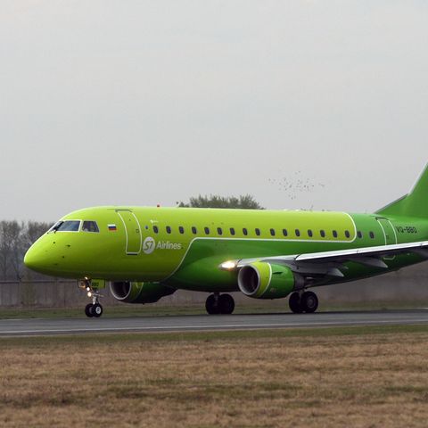 Eine Maschine vom Typ Embraer 170 der russischen Fluggesellschaft S7