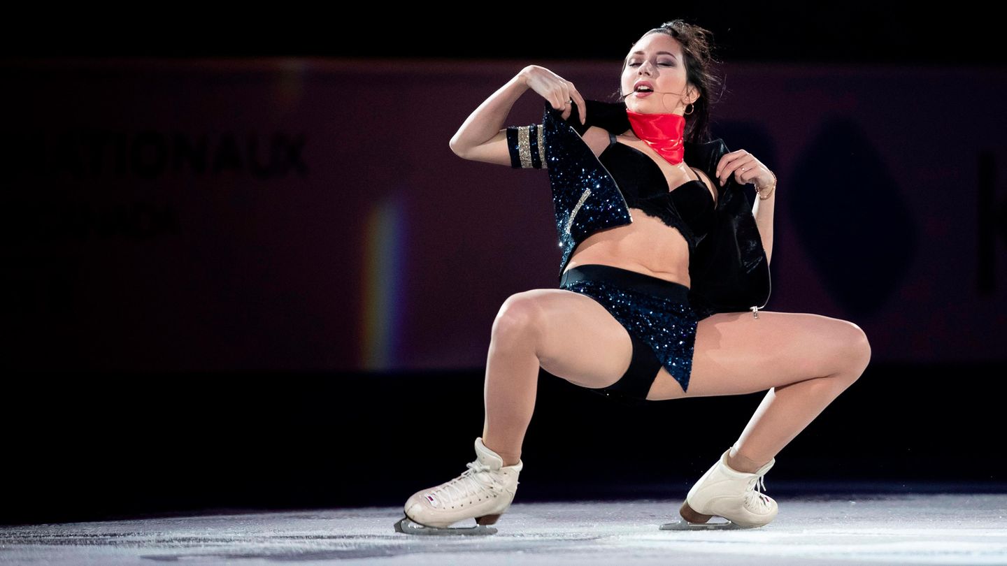 Kleiner Skandal im Eiskunstlauf: Jelisaweta Tuktamyschewa legte einen Striptease hin 