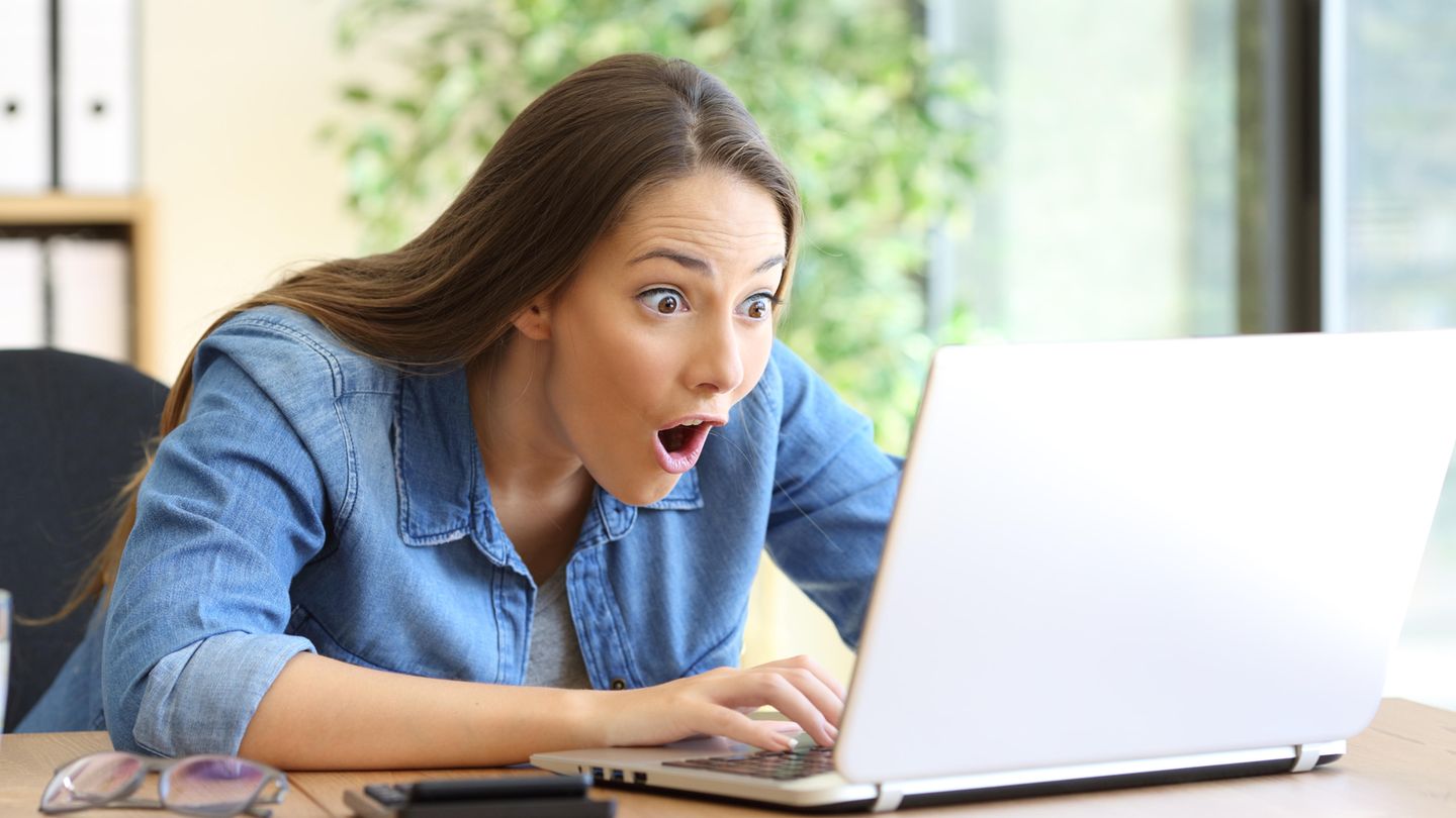 Junge Frau beim Onlineshopping