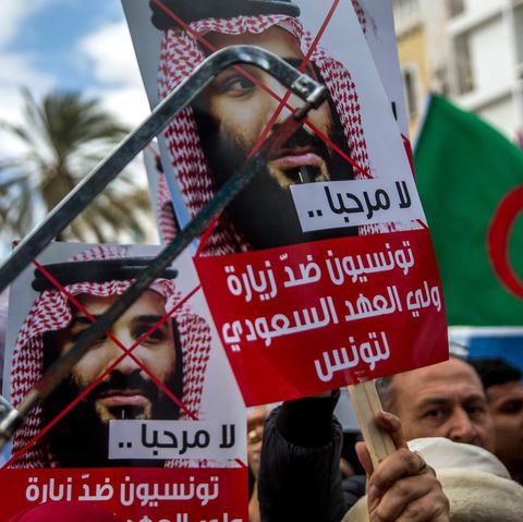 "Du bist nicht willkommen", heißt es auf diesen Plakaten: In Tunesiens Hauptstadt Tunis demonstrierten in der vergangenen Woche Menschen gegen den  saudischen Kronprinzen Mohammed bin Salman. Er machte auf seinem Weg zum G20-Gipfel Station in Tunis.