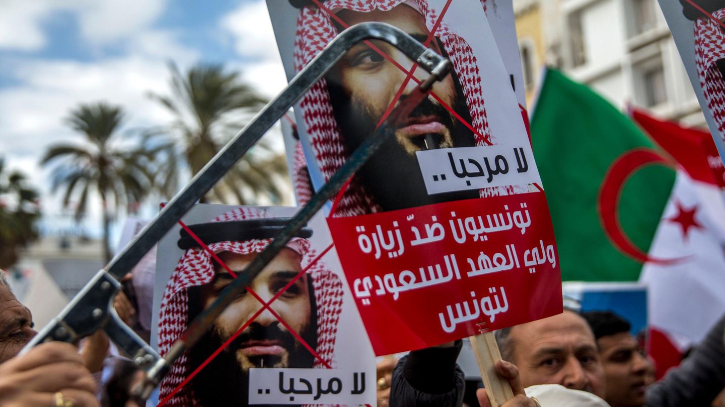 "Du bist nicht willkommen", heißt es auf diesen Plakaten: In Tunesiens Hauptstadt Tunis demonstrierten in der vergangenen Woche Menschen gegen den  saudischen Kronprinzen Mohammed bin Salman. Er machte auf seinem Weg zum G20-Gipfel Station in Tunis.
