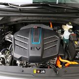 Der Elektromotor leistet entweder 100 kW / 136 PS oder 150 kW / 204 PS