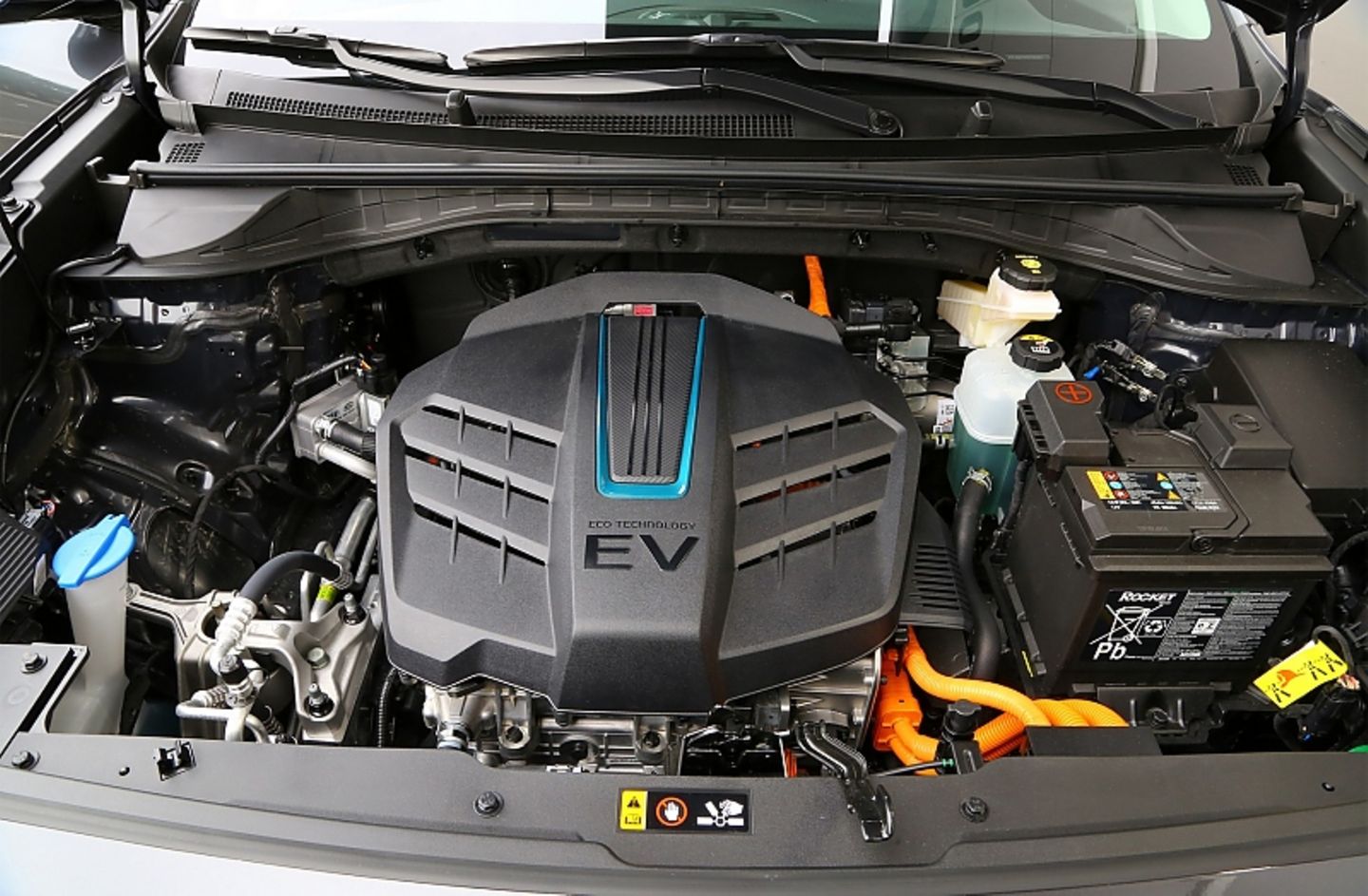 Der Elektromotor leistet entweder 100 kW / 136 PS oder 150 kW / 204 PS