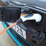 Die Ladeklappe befindet sich vorne