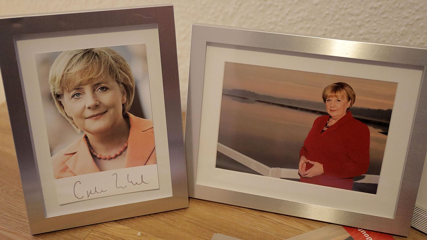 Wer ist die echte Angela Merkel? Neben einer Autogrammkarte der Bundeskanzlerin (l.) hat sich  Ursula Wanecki ein Foto von sich selbst auf ihren Schreibtisch gestellt.