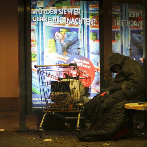Ein Mann übernachtet in einer Winternacht bei Minusgraden an einer Bushaltestelle in Berlin-Schöneberg (Archivbild)