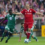 Arjen Robben in seinem ersten Spiel für die Bayern. Es geht am vierten Spieltag der Saison 2009/10 gegen Wolfsburg. Der Niederländer ist zuvor für 25 Millionen Euro von Real Madrid gekommen und wird nach der Pause eingewechselt. Er schießt gleich mal zwei Tore beim 3:0-Sieg. Eine Ära hat begonnen.