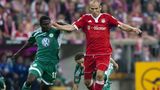 Arjen Robben in seinem ersten Spiel für die Bayern. Es geht am vierten Spieltag der Saison 2009/10 gegen Wolfsburg. Der Niederländer ist zuvor für 25 Millionen Euro von Real Madrid gekommen und wird nach der Pause eingewechselt. Er schießt gleich mal zwei Tore beim 3:0-Sieg. Eine Ära hat begonnen.