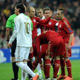 Robben und Franck Ribéry (r.) beäugen sich in den ersten Jahren ganz genau. Der Konkurrenzkampf geht sogar soweit, dass Ribéry dem Holländer eine Backpfeife verpasst. Was war passiert? Im Hinspiel des Champions-League-Halbfinales gegen Real Madrid im April 2012 will Ribéry einen Freistoß treten, doch Robben drängt ihn zurück, weil Toni Kroos ran sollte (im Bild gebeugt, im Vordergrund trottet ein junger Mesut Özil im Real-Trikot vorbei). So geschieht es, der blutjunge Kroos schießt jedoch mitten in die Mauer. Ribéry ist daraufhin so sauer, dass er seinem Teamkollegen Robben in der Pause eine knallt. Der Niederländer vergibt ihm später, und die Ära Robbery nimmt weiter an Fahrt auf.