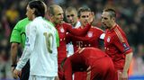 Robben und Franck Ribéry (r.) beäugen sich in den ersten Jahren ganz genau. Der Konkurrenzkampf geht sogar soweit, dass Ribéry dem Holländer eine Backpfeife verpasst. Was war passiert? Im Hinspiel des Champions-League-Halbfinales gegen Real Madrid im April 2012 will Ribéry einen Freistoß treten, doch Robben drängt ihn zurück, weil Toni Kroos ran sollte (im Bild gebeugt, im Vordergrund trottet ein junger Mesut Özil im Real-Trikot vorbei). So geschieht es, der blutjunge Kroos schießt jedoch mitten in die Mauer. Ribéry ist daraufhin so sauer, dass er seinem Teamkollegen Robben in der Pause eine knallt. Der Niederländer vergibt ihm später, und die Ära Robbery nimmt weiter an Fahrt auf.