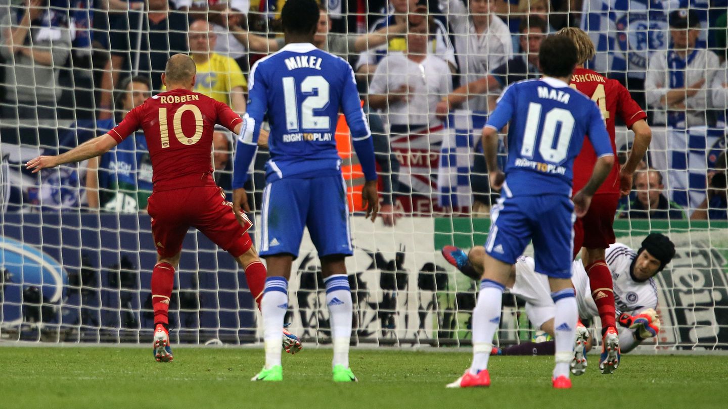 Einer der bittersten Momente für Robben im Trikot des FC Bayern. Im "Finale dahoam", dem Endspiel der Champions-League 2012 in der Allianz Arena gegen Chelsea verschießt Robben in der Verlängerung einen Elfmeter. Es hätte die Entscheidung sein können. Im späteren Elfmeterschießen nach dem Schlusspfiff tritt er nicht an. Da versagen dann Bastian Schweinsteiger und Ivica Olic die Nerven, Chelsea gewinnt den Titel. Es sind die Tage, in denen Medien und Fans Robben den Spottnamen "Alleinikow" verpassen. Robben hatte nämlich im Bundeliga-Spiel gegen den Erzrivalen Dortmund schon einen Elfer vergeben. Angeblich ist er deswegen im Team isoliert und gilt als Egoist.