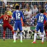 Einer der bittersten Momente für Robben im Trikot des FC Bayern. Im "Finale dahoam", dem Endspiel der Champions-League 2012 in der Allianz Arena gegen Chelsea verschießt Robben in der Verlängerung einen Elfmeter. Es hätte die Entscheidung sein können. Im späteren Elfmeterschießen nach dem Schlusspfiff tritt er nicht an. Da versagen dann Bastian Schweinsteiger und Ivica Olic die Nerven, Chelsea gewinnt den Titel. Es sind die Tage, in denen Medien und Fans Robben den Spottnamen "Alleinikow" verpassen. Robben hatte nämlich im Bundeliga-Spiel gegen den Erzrivalen Dortmund schon einen Elfer vergeben. Angeblich ist er deswegen im Team isoliert und gilt als Egoist.