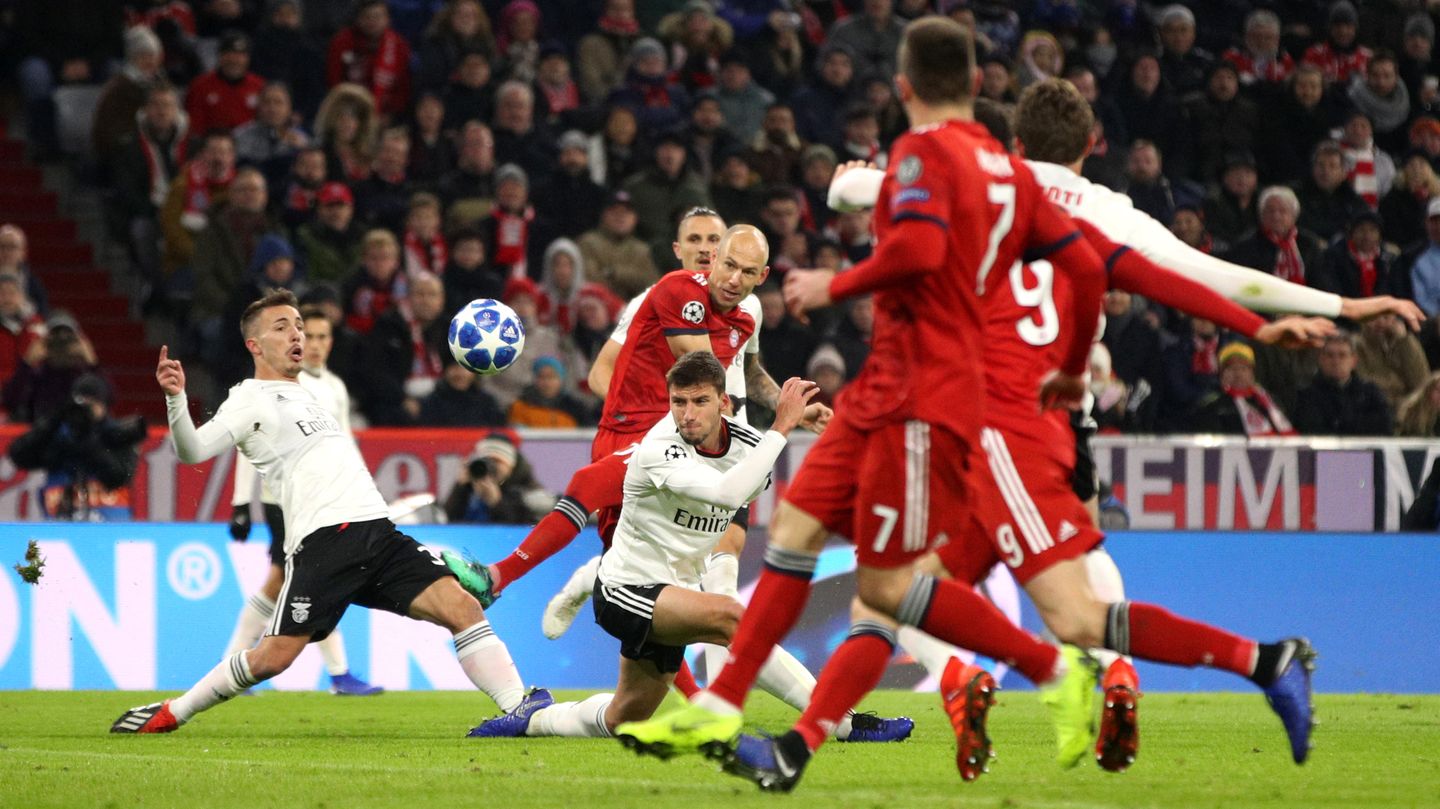 Im zehnten Jahr bei den Bayern ist der Niederländer ein wenig in die Jahre gekommen. Seine berühmten Tore mit dem linken Fuß, nachdem er schier unaufhaltsam von rechts in die Mitte gezogen ist, beherrscht er aber noch immer. Im Champions-League-Spiel gegen Benfica Lissabon in der vergangenen Woche beweist er es eindrucksvoll gleich zweifach.